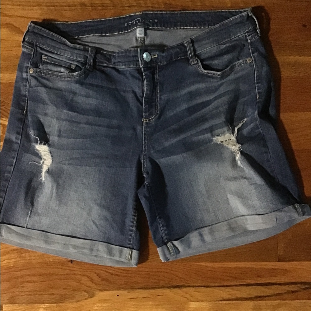 Women’s size 18w Boutique stretch denim blue Jean distressed shorts CC